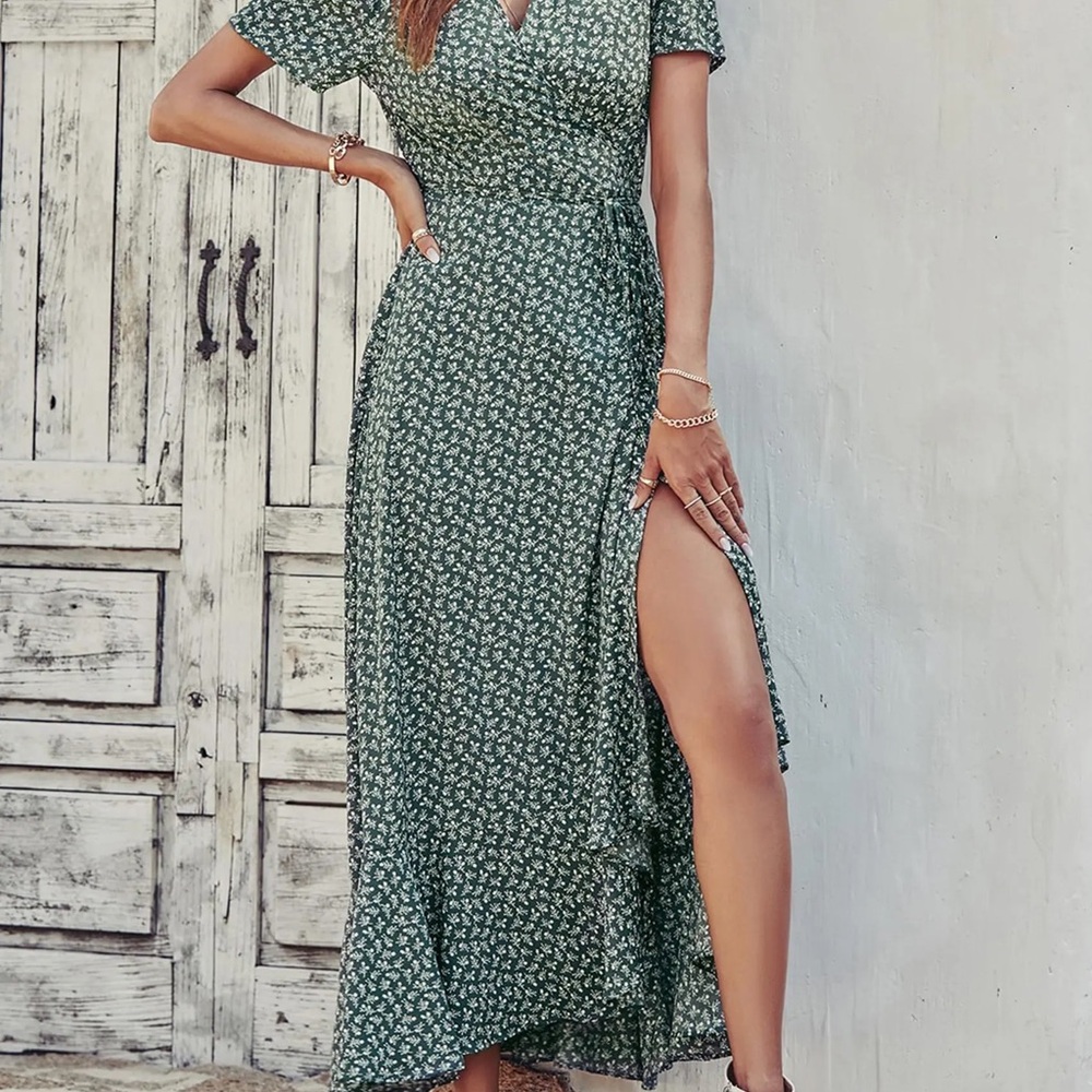NWT Pretty Garden Floral Wrap Dress